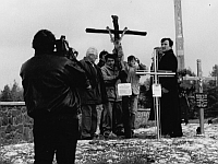 Przekazanie Krzyża Lgockiego do Mauzoleum Męczeństwa Wsi Polskiej w Michniowie 1997. Foto: Archiwum UG Tomice